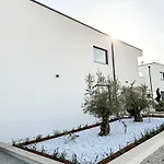 Willa Hills - West