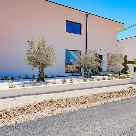 Villa Hills West - Branded Luxury
