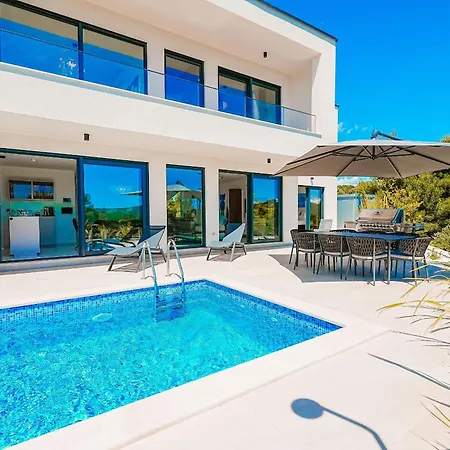 Villa Hills West - Branded Luxury *