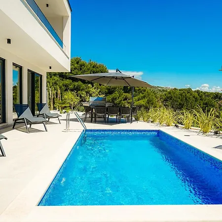 Villa Hills West - Branded Luxury