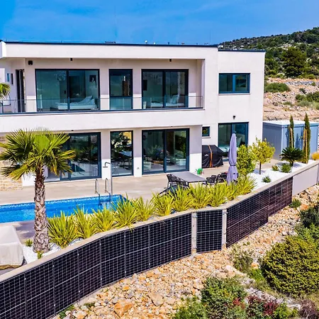 Villa Hills West - Branded Luxury *