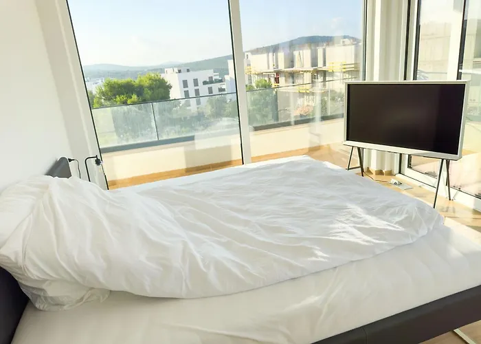 Hills - West 프리모스턴