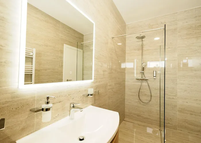 Hills - West 프리모스턴